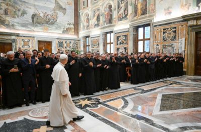 Vaticano: Papa pede seminaristas atentos às periferias humanas
