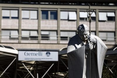Roma: Papa iniciou fisioterapia respiratória