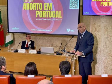 Portugal: Passos Coelho defende discussão «madura e serena» perante aumento do número de abortos