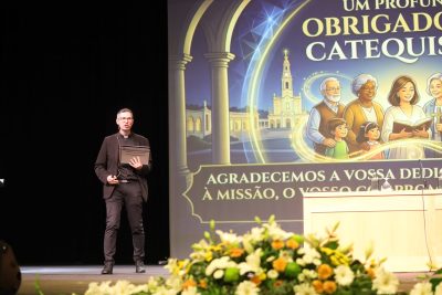 Igreja: «Catequese deve ensinar a crianças e jovens a viver como cristãos» - responsável pela catequese de Santiago de Compostela