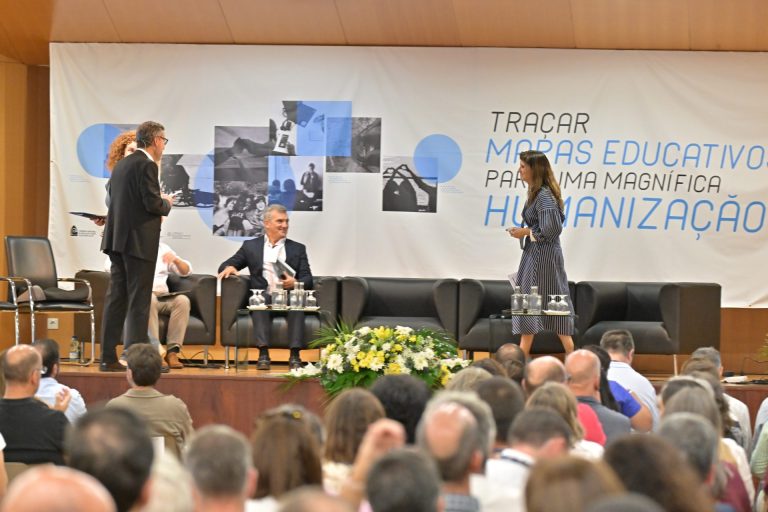 Educação: Alunos em «hiperconexão» desafiam instituições de ensino
