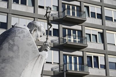 Vaticano: Secretário de Estado assume preocupação, mas pede tranquilidade na recuperação do Papa