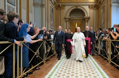 Vaticano: Papa mantém agenda e recebe organização caritativa