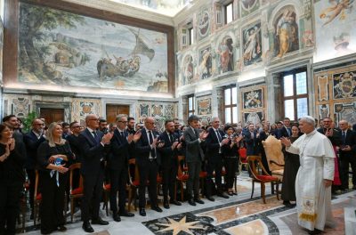 Vaticano Papa defende economia circular contra cultura do descarte