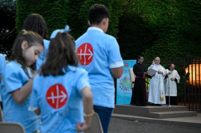 Vaticano: Papa reza o terço com crianças e pede o fim da guerra