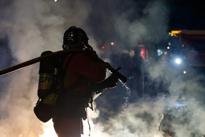 França: Bispos condenam «violência mortífera» e pedem diálogo após protestos